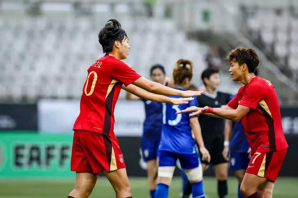 足球比赛压轴对决，女队实力强劲