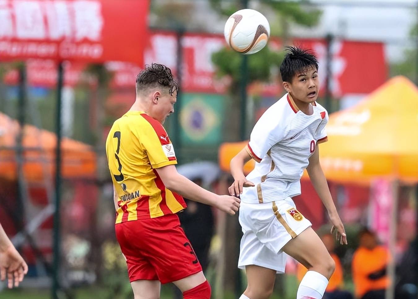 足球队新秀崭露头角,球迷为新星掌声不断的简单介绍 足球队新秀崭露头角,球迷为新星掌声不断的简单介绍