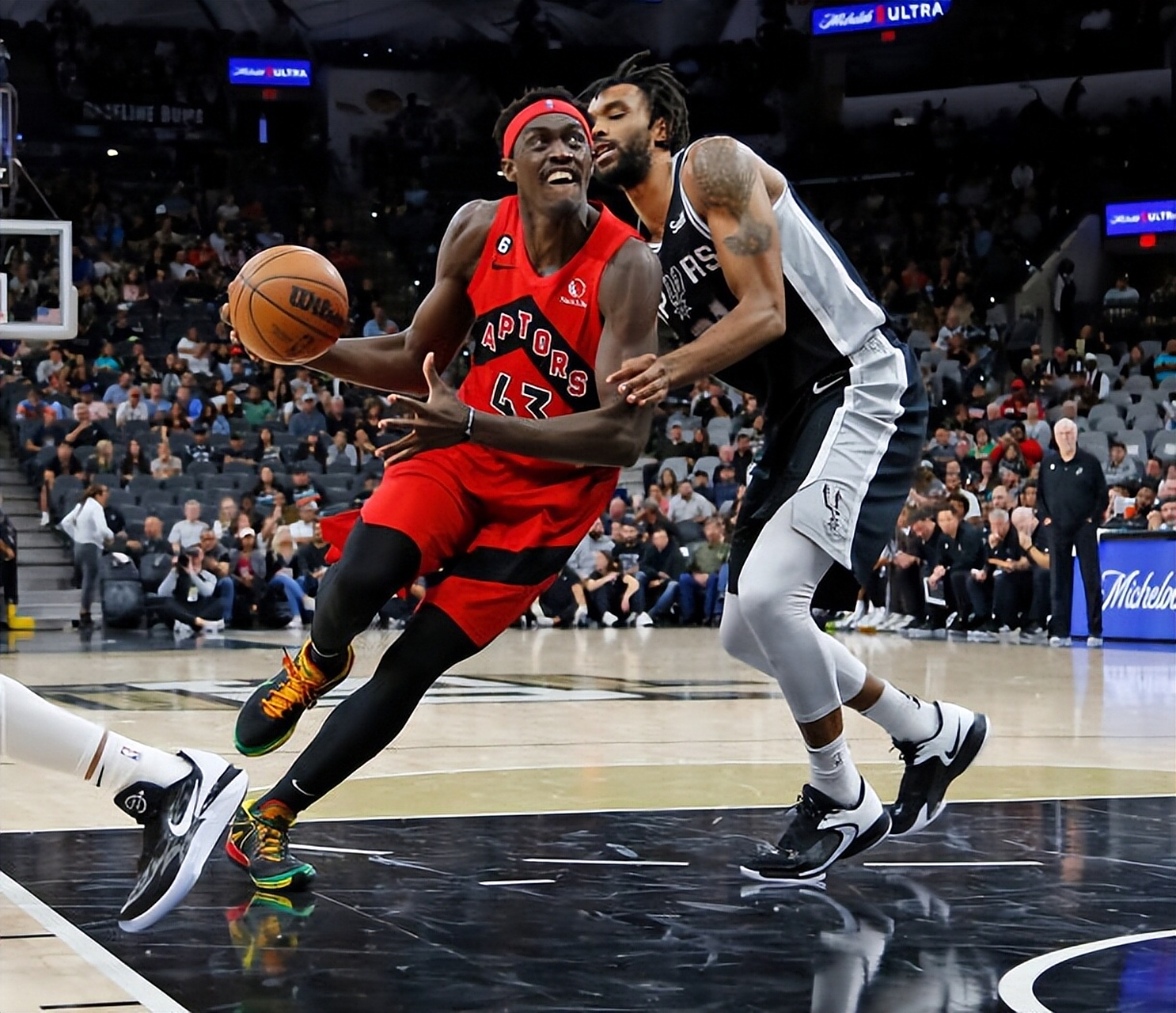 马刺客场击败猛龙 马刺客场击败猛龙