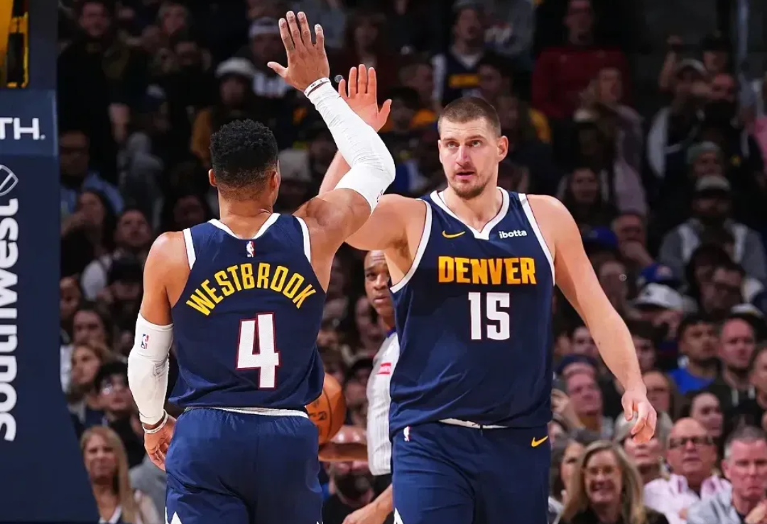 独行侠队主场战胜掘金队