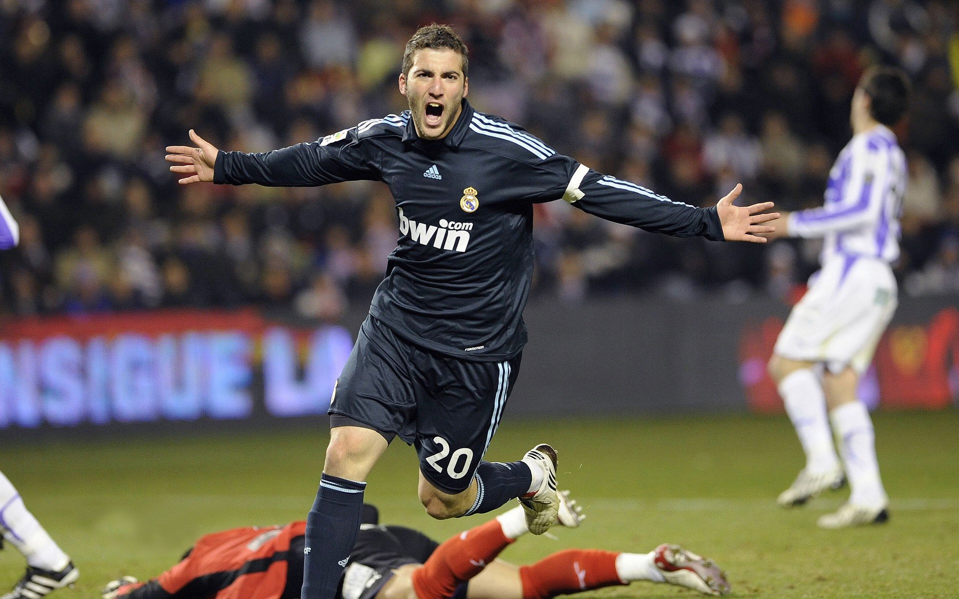 开云体育官方网站-艺术与钢铁的碰撞，伊布绝妙倒钩难救主，勒沃库森团队韧性奏终章